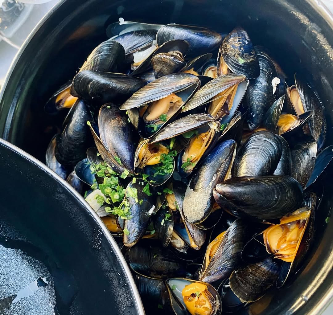 Moules de bouchot servies au restaurant La Bisquine à Pénestin