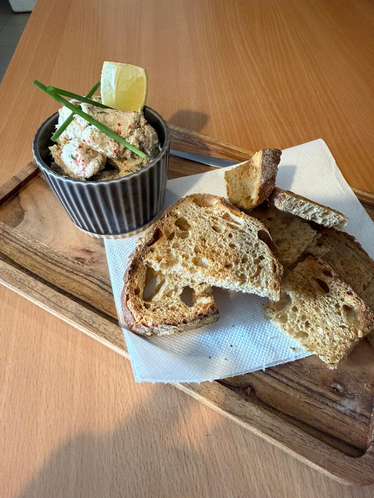 Rillettes de poisson servies avec pain à La Bisquine à Pénestin